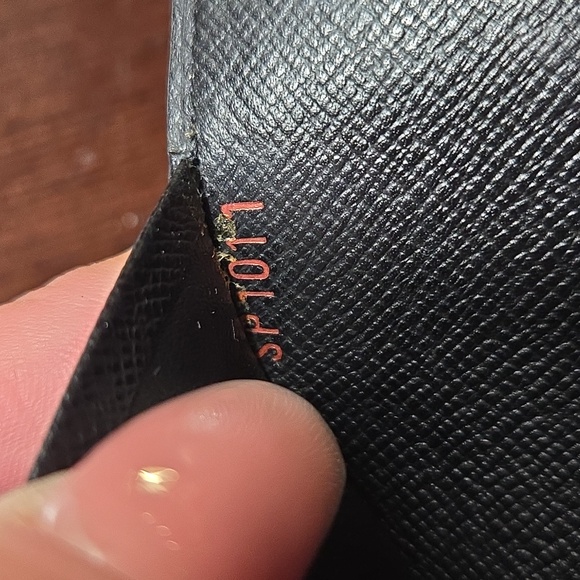 Authentic Louis Vuitton Epi Agenda MM - Picture 5 of 16